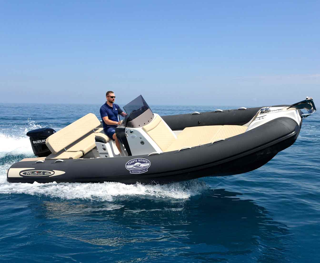 Lancha semirrígida de alquiler en Sitges navegando por la costa del Garraf, ideal para salidas en barco con o sin patrón